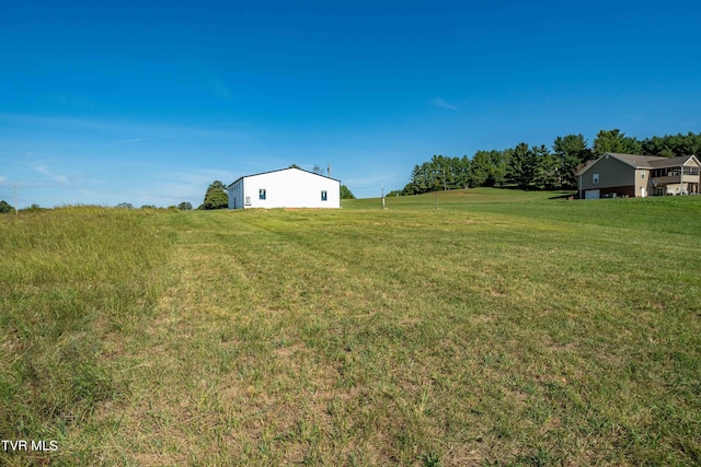 view of yard featuring a rural view