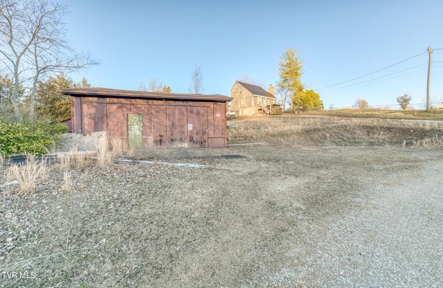 view of yard featuring a pole building and an outdoor structure