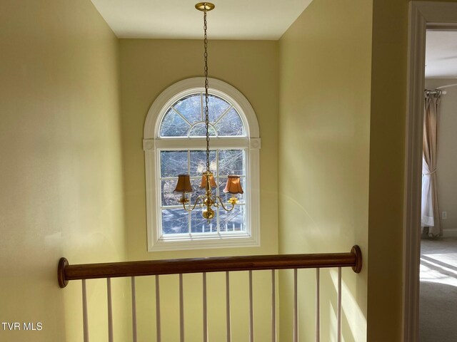 room details featuring a notable chandelier