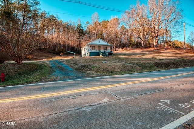 view of front of property featuring a porch and a front lawn