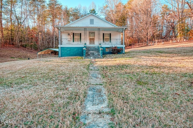 view of front facade featuring covered porch, a front lawn, and fence