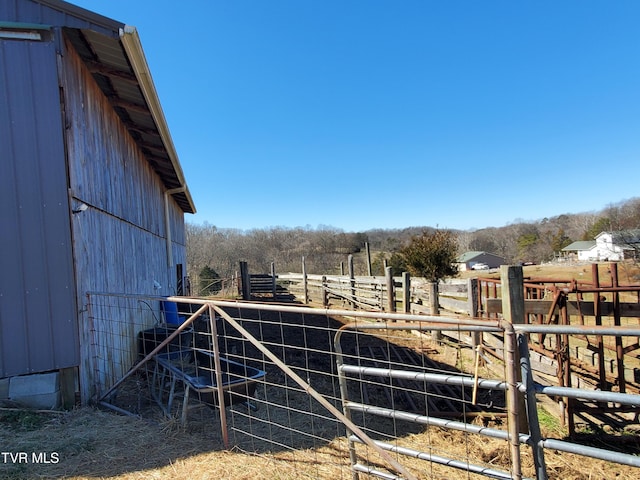 view of yard with an outbuilding