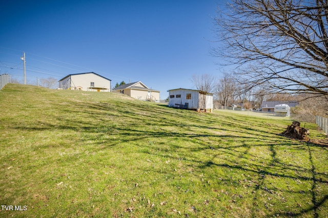 view of yard featuring an outdoor structure