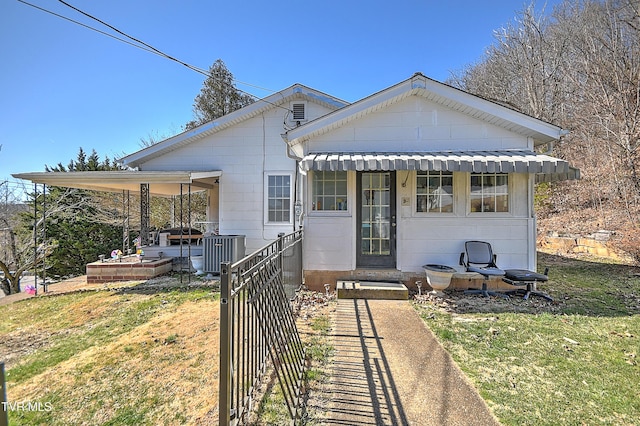 view of front of home featuring central AC and a front yard