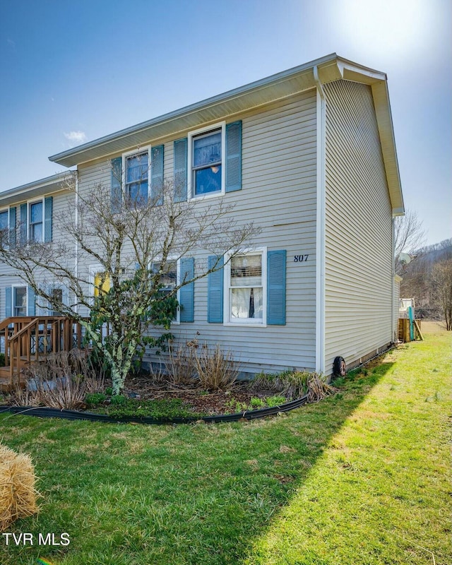 view of front of property with a front yard