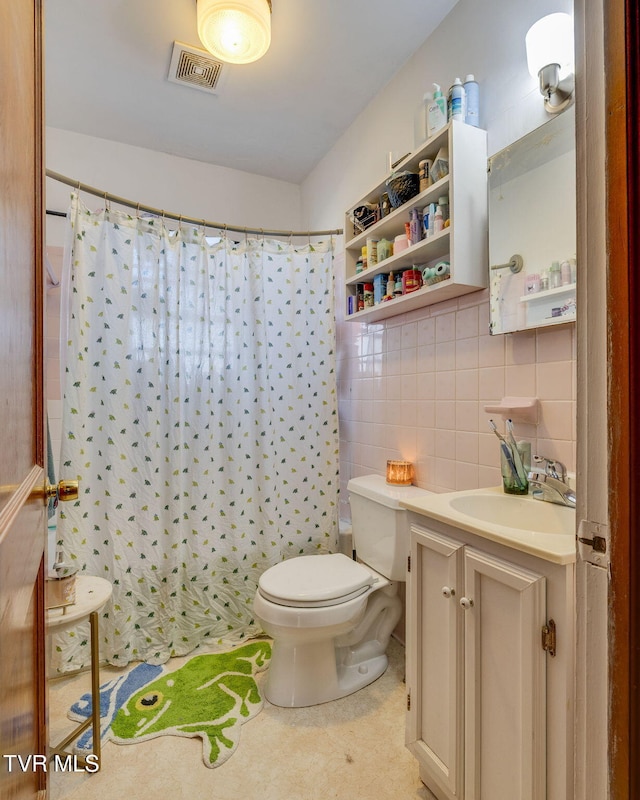 full bath featuring visible vents, toilet, a shower with curtain, vanity, and tile walls