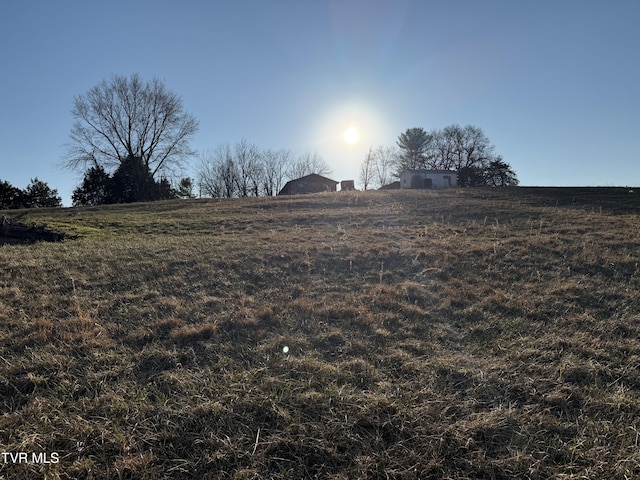 view of yard featuring a rural view