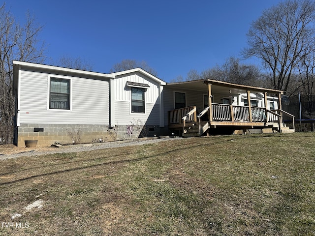 view of front of house featuring a front lawn and crawl space