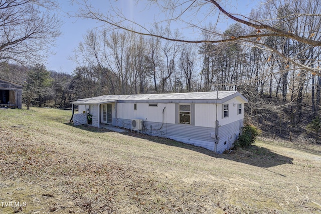 manufactured / mobile home featuring ac unit and a front yard