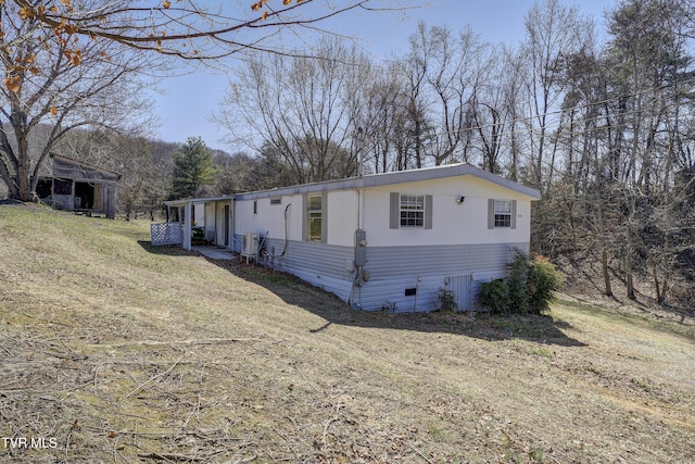 manufactured / mobile home featuring a front lawn