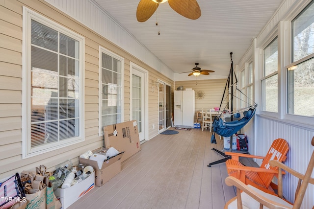 sunroom with ceiling fan