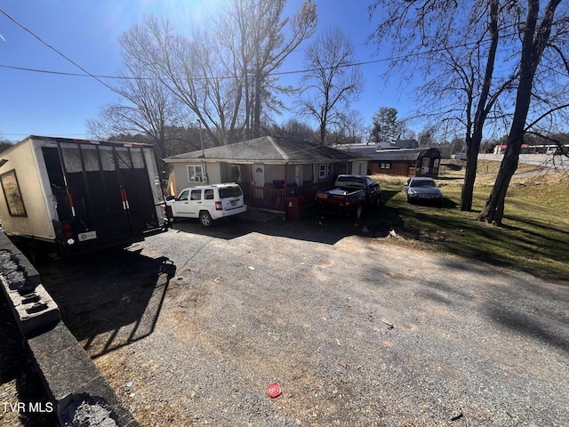 view of front of property featuring driveway