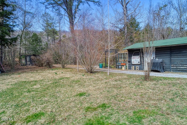 view of yard featuring an outbuilding