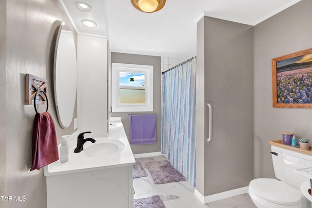 full bathroom with toilet, curtained shower, baseboards, and vanity