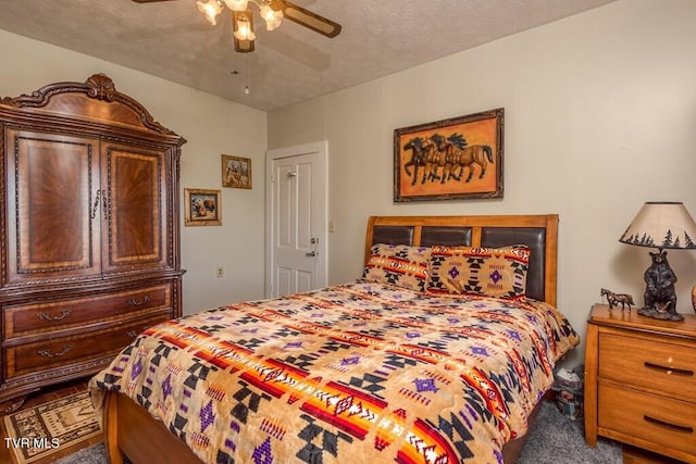 bedroom with a textured ceiling, carpet flooring, and a ceiling fan