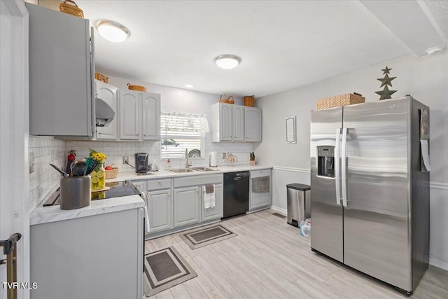 kitchen featuring gray cabinets, a sink, dishwasher, and stainless steel fridge with ice dispenser