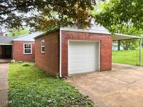 804 E Maple St, Johnson City, TN 37601 - garage featuring concrete driveway