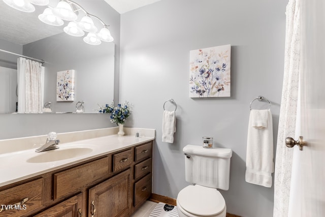 full bathroom featuring toilet, curtained shower, vanity, and baseboards