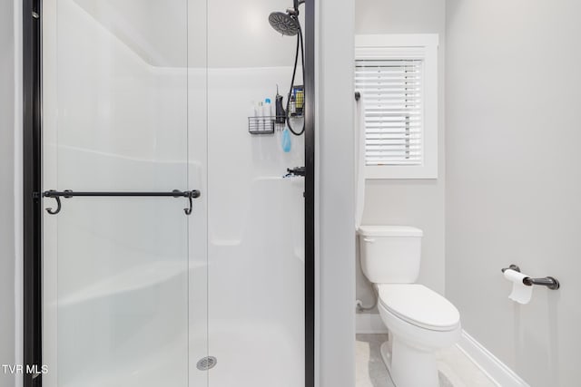 full bath featuring a shower stall, toilet, and baseboards