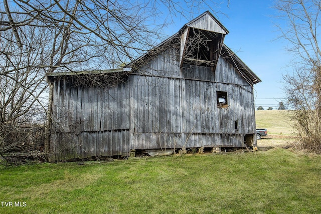 view of side of property with an outbuilding, a yard, and a barn