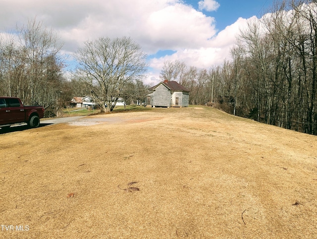 view of yard with driveway