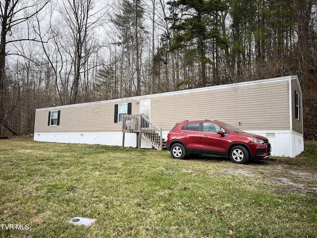 manufactured / mobile home featuring a front yard