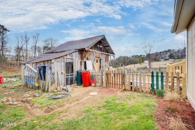 view of yard with an outbuilding and fence