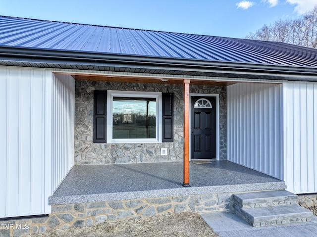 property entrance featuring stone siding