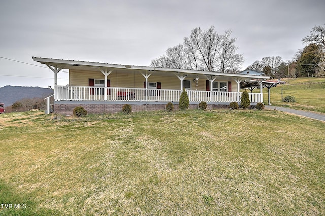 view of front of property featuring a front yard and covered porch