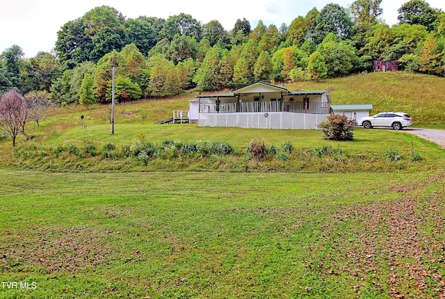 view of front facade featuring a front lawn