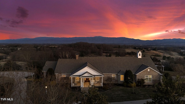 view of front of property featuring a mountain view