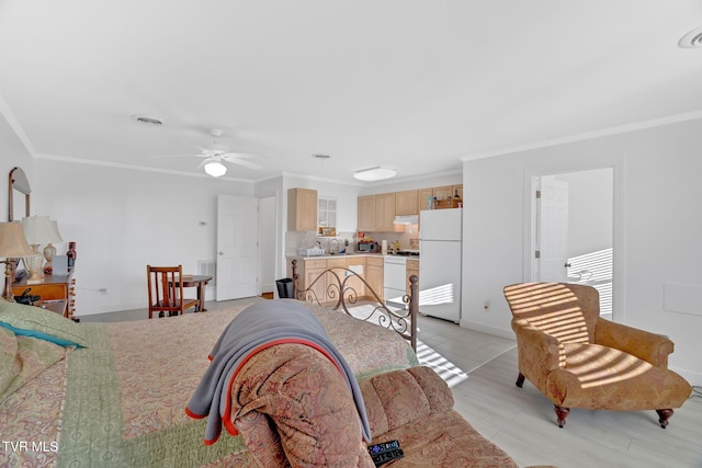 dining space with ornamental molding, light wood-style flooring, and a ceiling fan