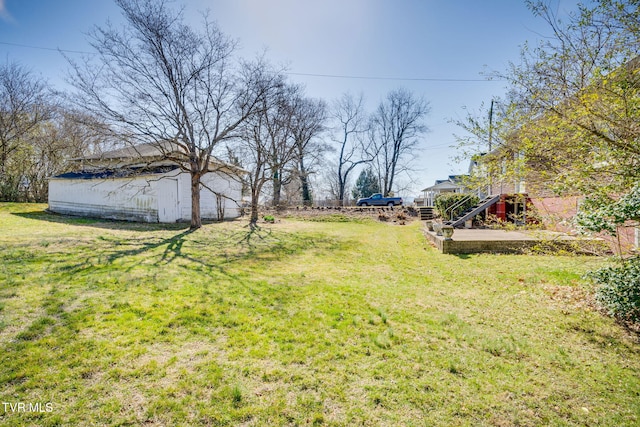 view of yard featuring an outdoor structure