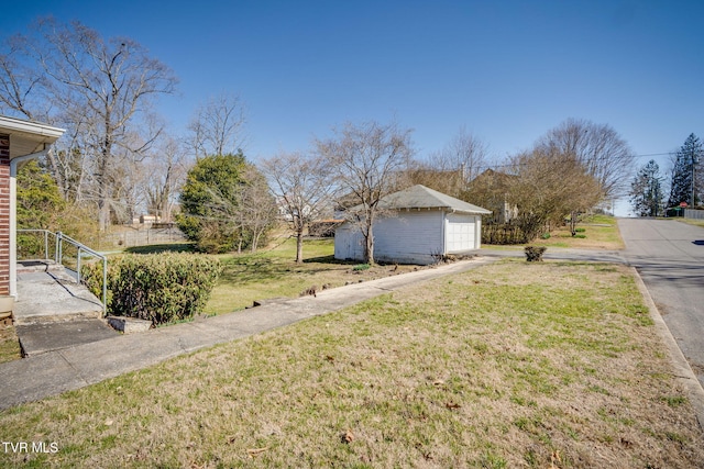 view of yard featuring an outdoor structure