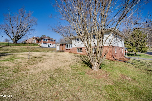 view of yard with driveway