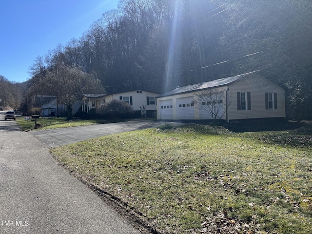 single story home featuring a front yard and driveway