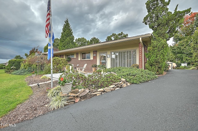 view of front facade with a front yard and brick siding