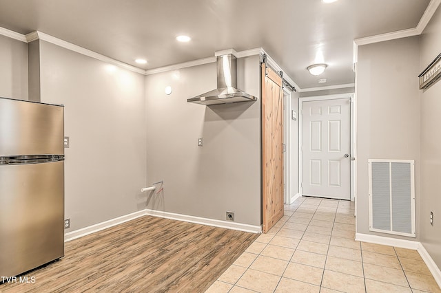 laundry room with baseboards, a barn door, visible vents, and crown molding