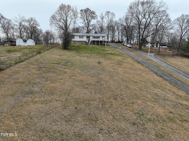 view of front of property featuring fence and a front yard