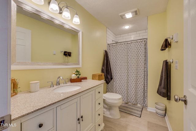 full bath with baseboards, visible vents, toilet, curtained shower, and vanity