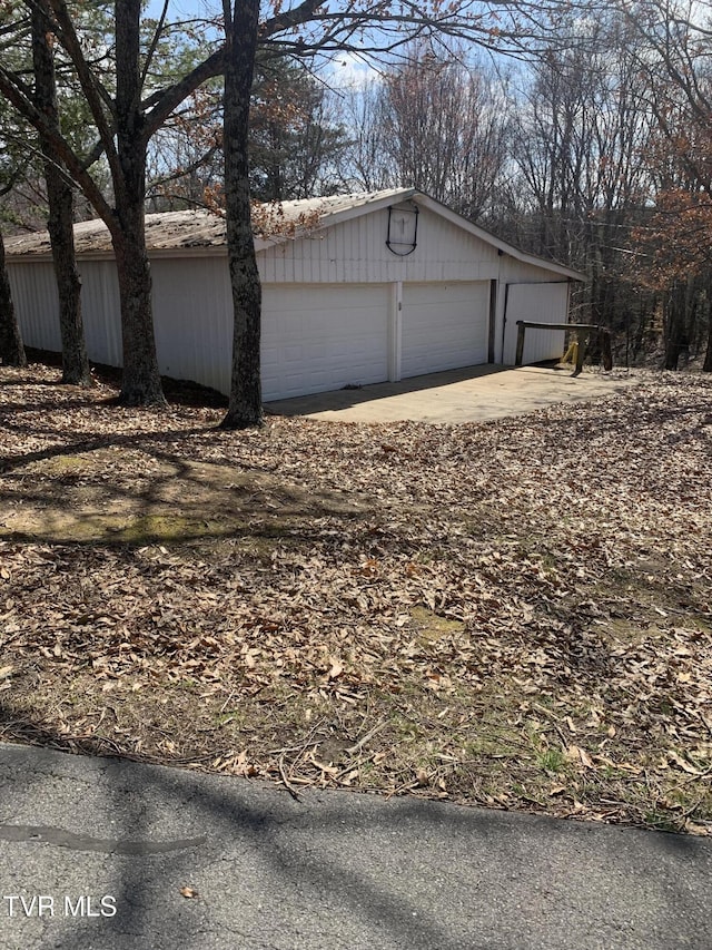 view of detached garage