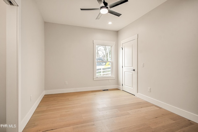 empty room featuring light wood finished floors, visible vents, ceiling fan, baseboards, and recessed lighting