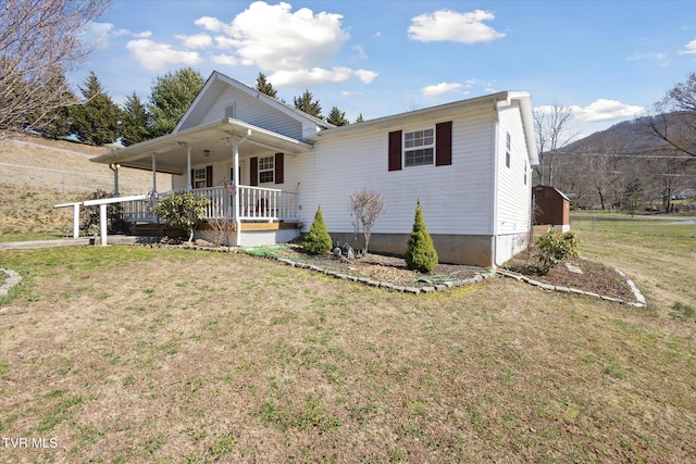 view of front of home featuring a porch and a front yard