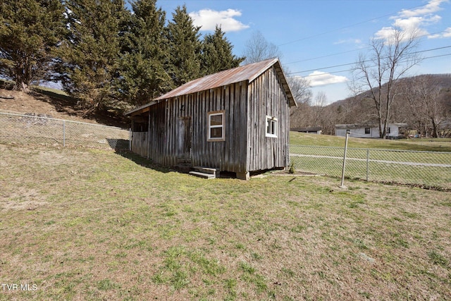 view of outdoor structure featuring an outdoor structure and a fenced backyard