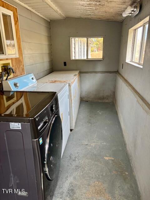 washroom with laundry area and washing machine and dryer