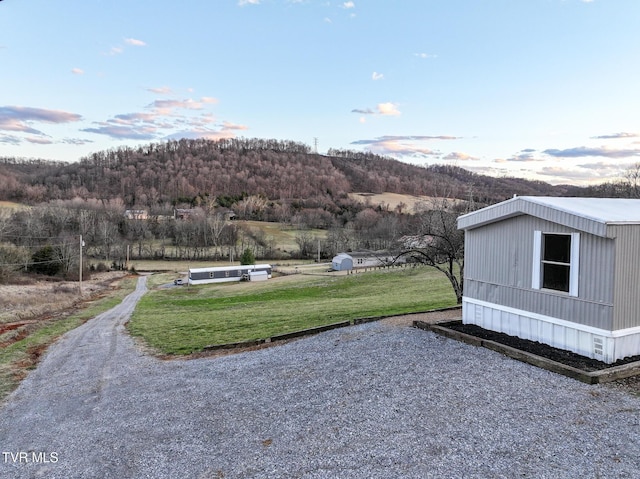 view of yard with an outbuilding