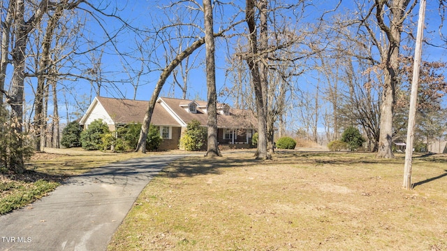 view of front facade with a front yard and driveway