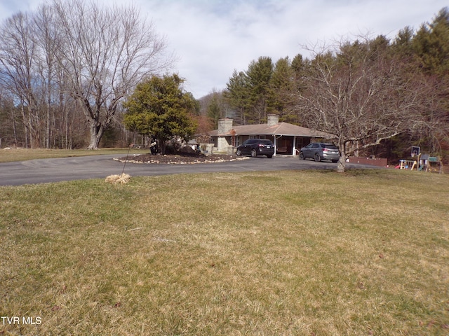 view of yard with driveway