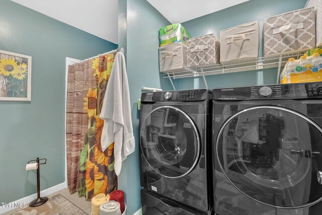 washroom with laundry area, baseboards, and washing machine and clothes dryer