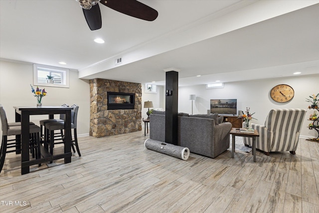 living area with visible vents, light wood-style flooring, recessed lighting, baseboards, and ceiling fan